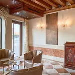 Santa Chiara فندق 4*