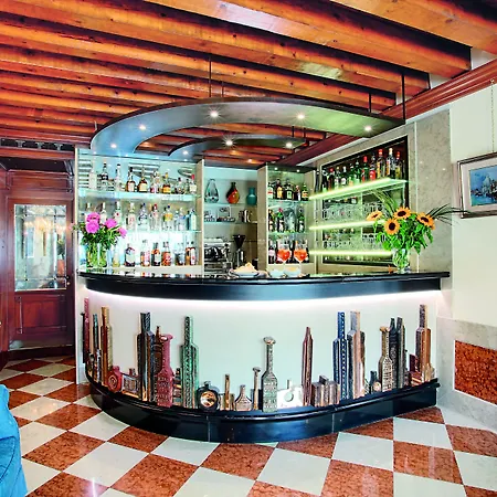 מלון Santa Chiara 4*