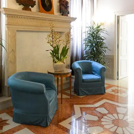 מלון Santa Chiara 4*