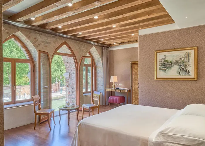 מלון Santa Chiara 4*