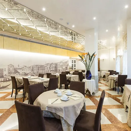 מלון Santa Chiara 4*