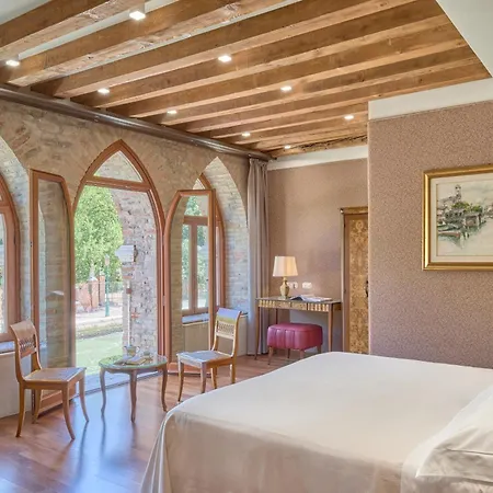 מלון Santa Chiara 4*