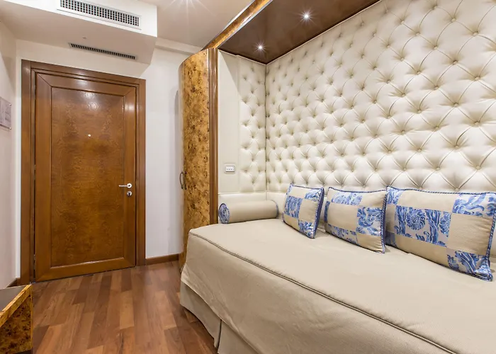 מלון Santa Chiara 4*